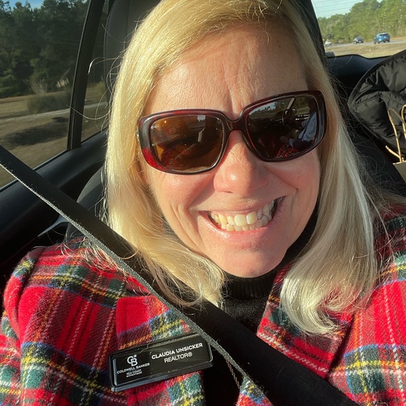 Meet your Posher, Claudia - Picture 2 of 2